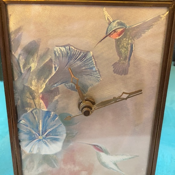 Stunning etched  stained glass/brass clock with satin hummingbirds, works - Picture 3 of 10
